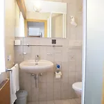 Hotel Between