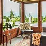 Hotel Between